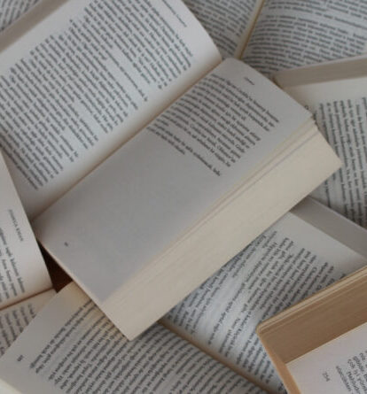 libros impresos en blanco y negro