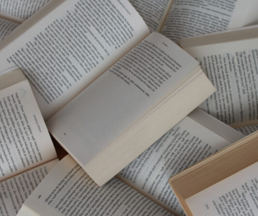 libros impresos en blanco y negro